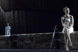 courtesy the Schaubuehne: http://www.schaubuehne.de/en/produktionen/maria-stuart.html